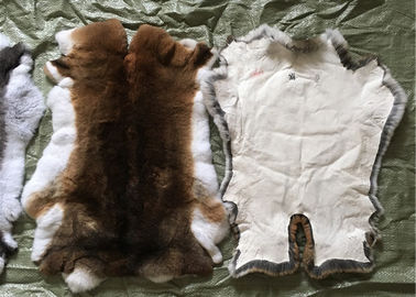Chine Utilisation cisaillée de manteau de fourrure de lapin, peaux blanches de fourrure de lapin de poils pelucheux pour le vêtement fournisseur