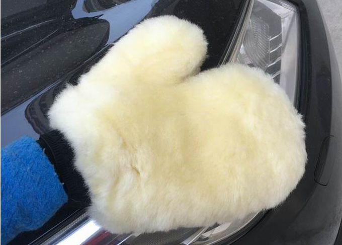 Beige détaillant de gant de lavage de peau de mouton de station de lavage de gant de voiture épaisse véritable de laine