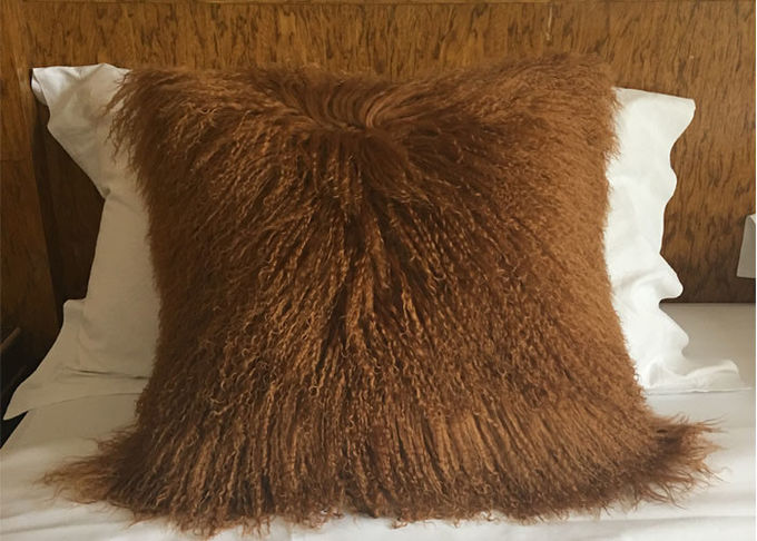 Oreiller mongol teint de fourrure de longue laine de Brown place de 20 pouces pour l'OEM de sommeil