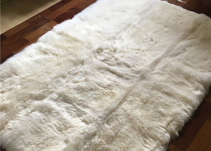 Grand petit tapis de peau de mouton de longue laine d'agneau profondément pour le jeu de bébé de salon