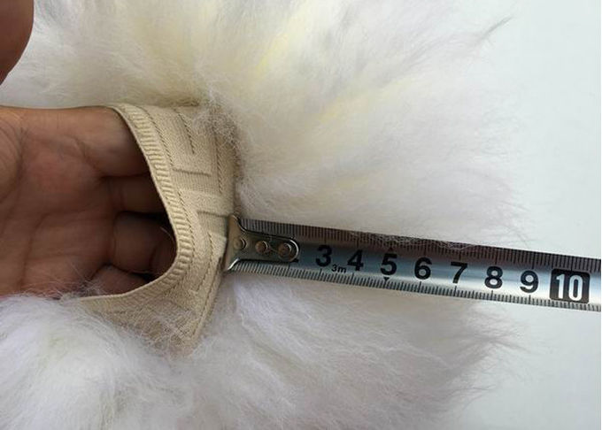 La longue laine de cheveux de peau de mouton de gant mou fait main de station de lavage pour l'éraflure libèrent