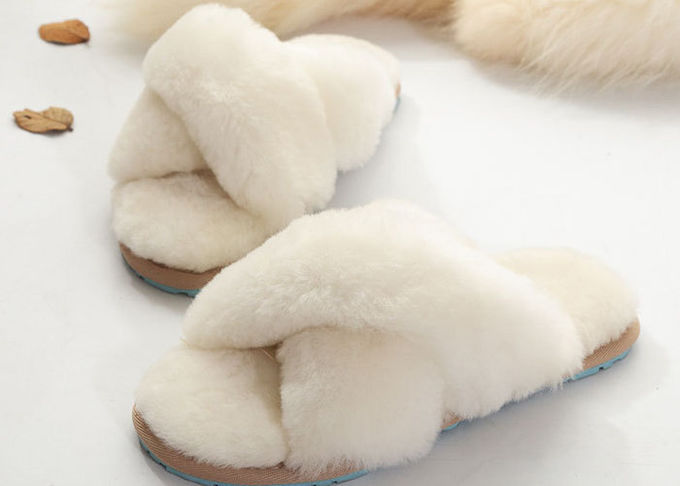 Pantoufles pelucheuses de bascule électronique de laine d'agneau gris-clair, pantoufles sans dos de la peau de mouton des femmes