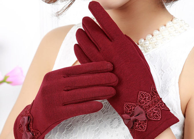 Les gants des femmes d'hiver avec des bouts du doigt d'écran tactile, gants mous pour l'usage de téléphone portable 