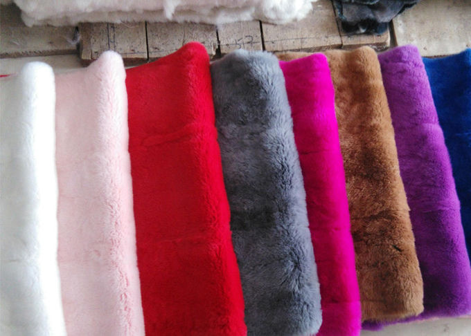 Utilisation cisaillée de manteau de fourrure de lapin, peaux blanches de fourrure de lapin de poils pelucheux pour le vêtement