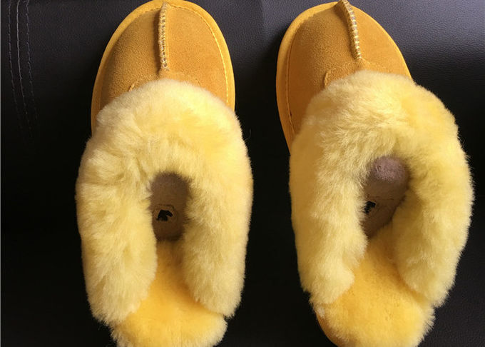 L'AUSTRALIE badine les chaussures d'intérieur chaudes d'hiver de châtaigne de pantoufles de peau de mouton