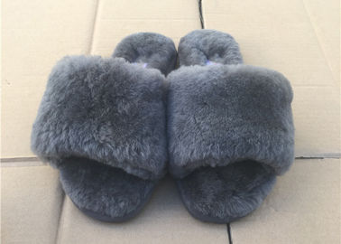 Chine Les pantoufles grises de laine de moutons de laine épaisse ouvrent la fourrure chaude d'orteil pour l'hiver d'intérieur fournisseur