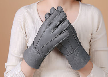 Chine Les gants gris de peau de mouton les plus chauds rayés vraie par fourrure lissent la surface avec le doigt fournisseur