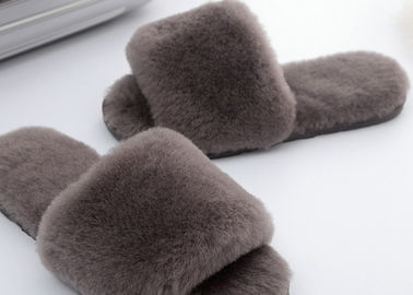 Chine Pantoufles pelucheuses de bascule électronique de laine d'agneau gris-clair, pantoufles sans dos de la peau de mouton des femmes fournisseur