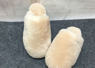 Chine Pantoufles pelucheuses d'intérieur de laine de moutons faites main avec fourrure unique/vraie en caoutchouc d'agneau fournisseur