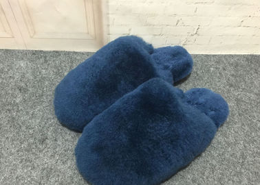 Chine Preuve pelucheuse de tremblement de pantoufles de laine de moutons de bleu marine avec la double peau de mouton de visage fournisseur