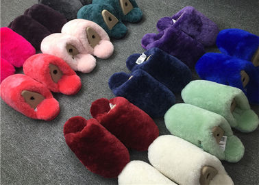 Chine Absorption unique douce d'humidité des pantoufles rayée par fourrure des femmes d'intérieur teintes de couleurs fournisseur