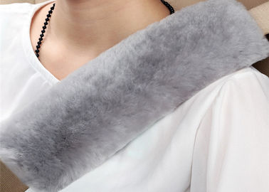 Chine Couverture molle grise de ceinture de sécurité de peau de mouton de voiture de laine chaude pour l'entraînement confortable fournisseur