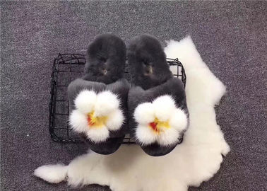 Chine Pantoufles de laine de moutons de mode, chaussures à la maison pelucheuses chaudes d'intérieur de femmes d'hiver fournisseur