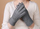 Les gants gris de peau de mouton les plus chauds rayés vraie par fourrure lissent la surface avec le doigt fournisseur