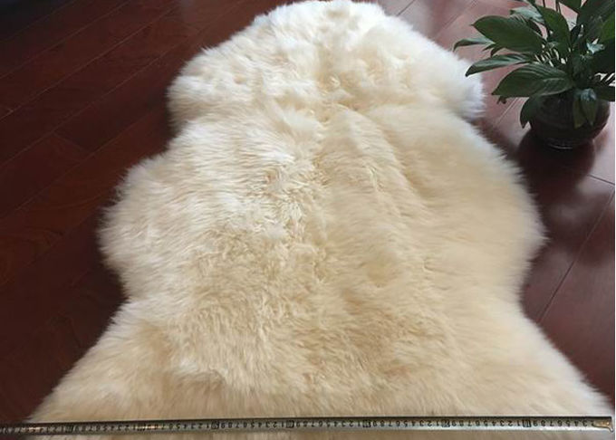 Longue laine de Merino de vraie couverture blanche décorative à la maison de peau de mouton forme naturelle de 60 x de 90cm 