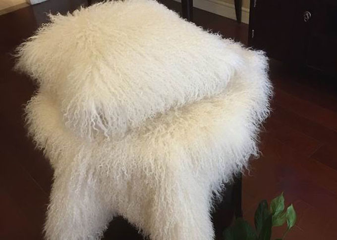 Le coussin pelucheux blanc aux cheveux longs couvre le doux confortable de fourrure tibétaine d'agneau