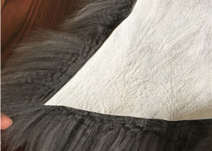 Couverture décorative teinte gris-clair naturelle de longue maison de laine d'agneau de vraie couverture de peau de mouton grande