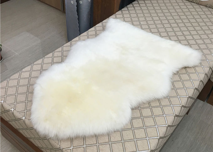 La peau simple de vraie couverture de peau de mouton outre de l'approvisionnement blanc de couleur prélève 90*60cm qui respecte l'environnement