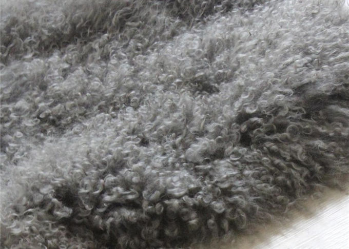 La vraie fourrure tibétaine grise d'agneau de poils bouclés lisse chauffent 48" X 24" pour la maison/hôtel