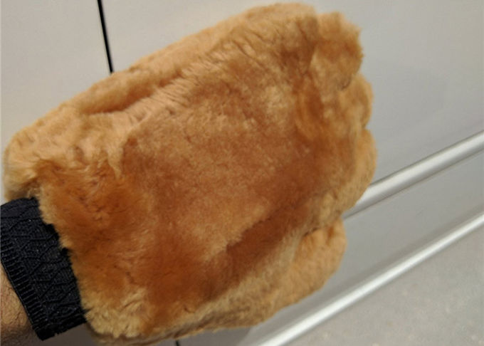 Gant fabriqué à la main de nettoyage de laine d'agneau de 100%, gant beige naturel de voiture de peau de mouton de couleur 
