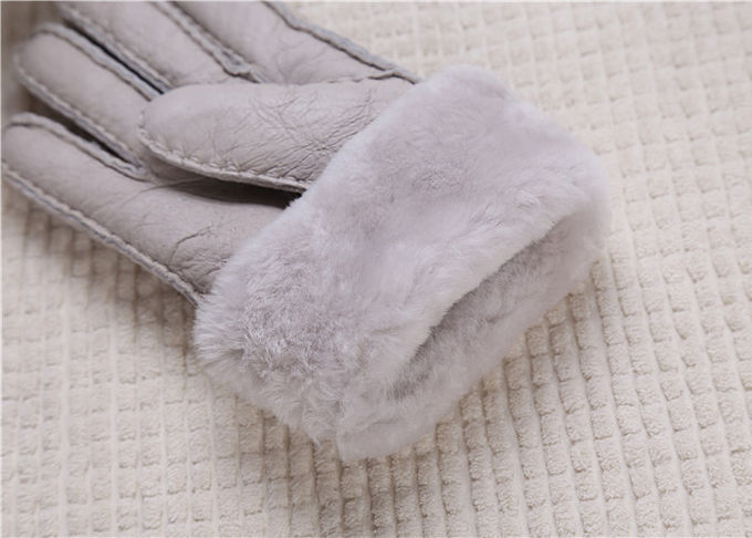 Les gants rayés par Shearling des femmes imperméables, gants gris de peau de mouton de dames 