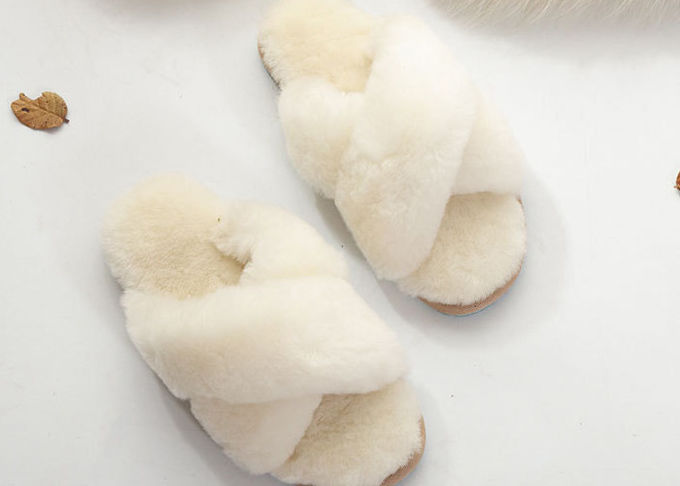 Les pantoufles d'intérieur de laine de moutons de Shearling de femmes ouvrent l'orteil avec la fourrure pelucheuse de laine épaisse