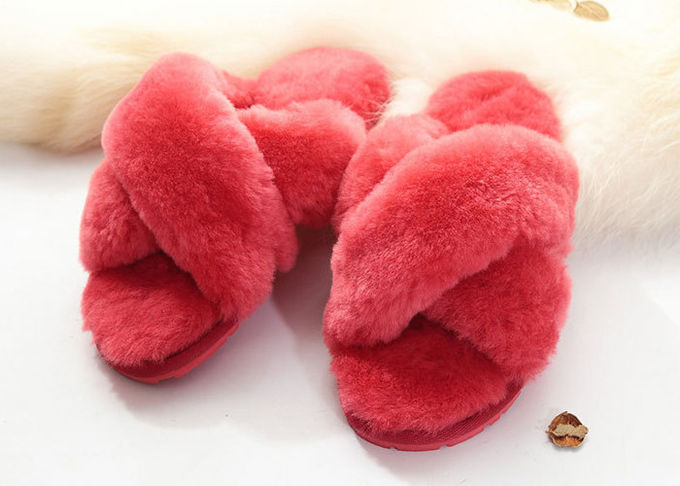 Les pantoufles pelucheuses des femmes de doublure de laine, semelle en caoutchouc de pantoufles brouillées chaudes roses