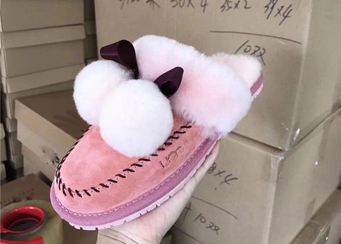 Pantoufles de laine de moutons de mode, chaussures à la maison pelucheuses chaudes d'intérieur de femmes d'hiver