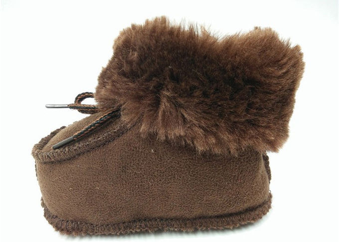 Pantoufles de laine de moutons de mode, chaussures à la maison pelucheuses chaudes d'intérieur de femmes d'hiver