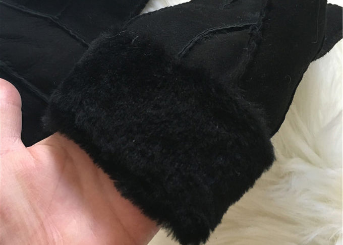 Les gants en cuir de peau de mouton véritable d'hommes remettent les gants élégants cousus de Shearling